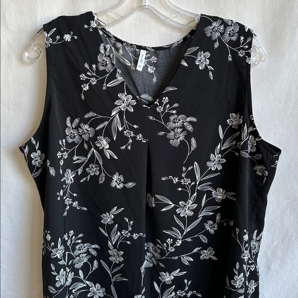 Anyally black and ivory floral print tunic tank top, size XL - Picture 2 of 8